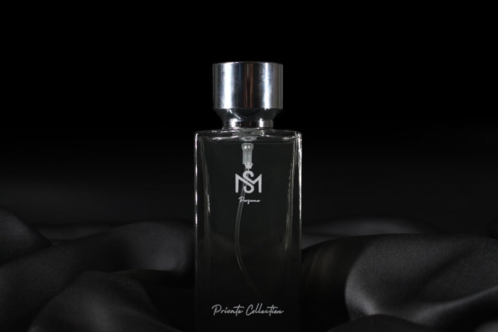 Instagram @hamza01nsr - Luxury black perfume