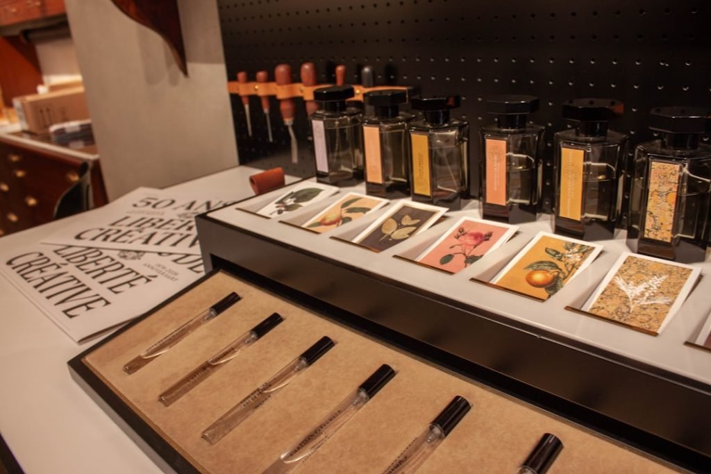 Home various-perfume-bottles-and-sample-applicators-on-display-cknt32ixzru